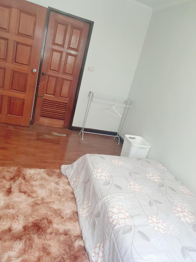 Kru Nat'S Bed & Breakfast W/ Private Rooms & Gym Bangkok Esterno foto