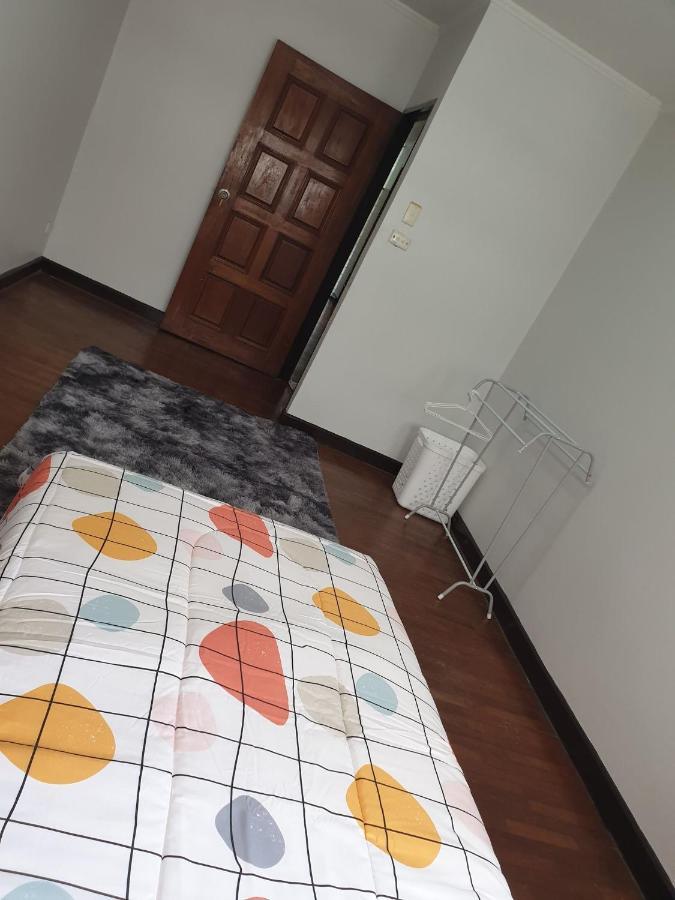 Kru Nat'S Bed & Breakfast W/ Private Rooms & Gym Bangkok Esterno foto